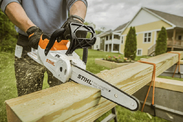 Buying Guide: Choosing The Best Battery Powered Chainsaw